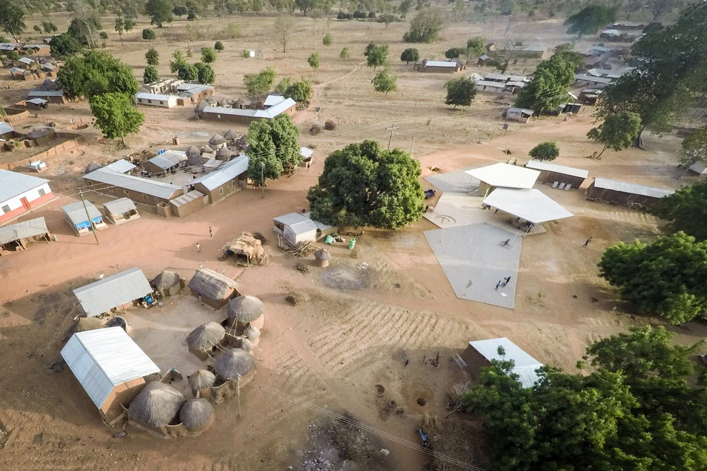 Aerial photograph of the market among the houses, trees and dirt roads of Guabuliga.